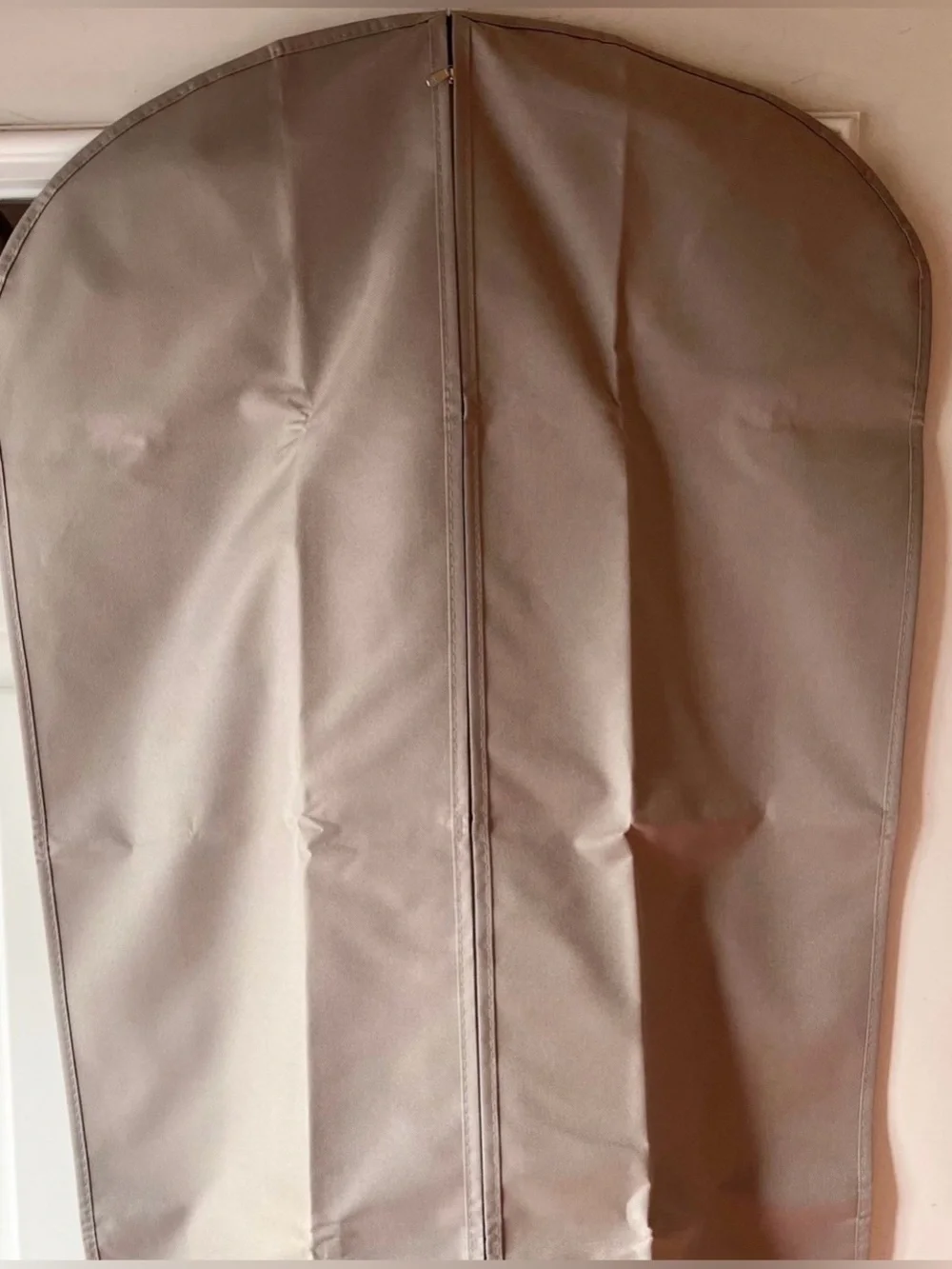 (BRAND NEW) GRAY LIGHTWEIGHT & DURABLE GARMENT BAG (39